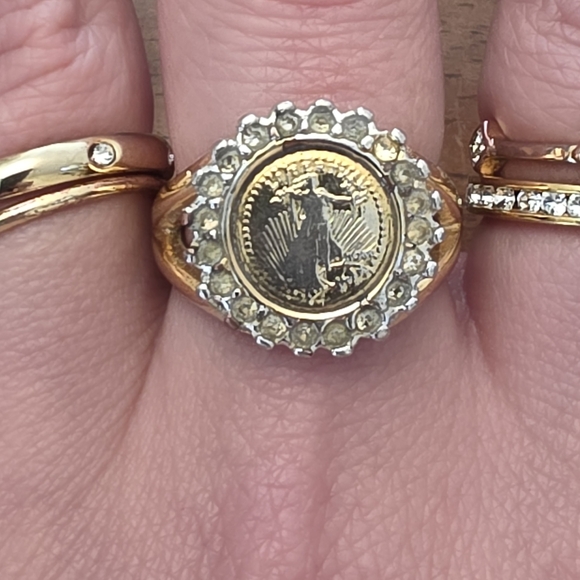 Vintage Gold Toned Signet Faux Lady Liberty Coin Ring - Picture 4 of 16